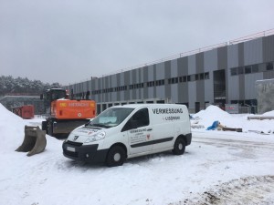 Messkraftwagen Vermessungsbüro Lisowski vor abgesteckter Halle