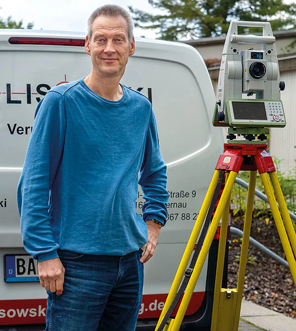 Wolfram Lisowski Wolfram Lisowski neben einem Vermessungsgerät im Vermessungsbüro